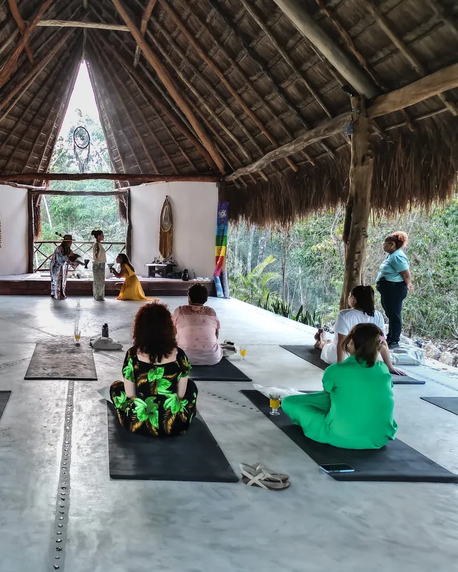 Ceremonia en la shala de yoga rodeada de selva en Pepem Holistic Retreats, Tulum